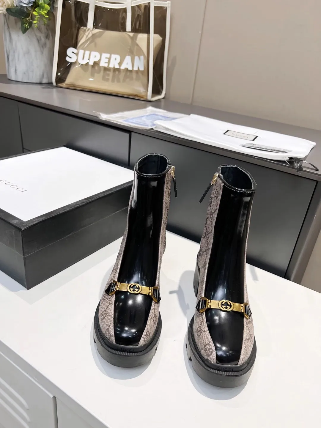 👟👟Ex-factory price 540👟👟 The new version of GUCCI is on sale...🔥 It has a retro British style and is decorated with metal LOGO on the front. Heel height: 6cm Fabric: Open edge beads ➕Special material, lining/foot pads: upgraded cowhide 🐂 Color: black Size: 34-40. (34 and 41 42 need to be customized) Packaging: Comes with card and cloth bag.